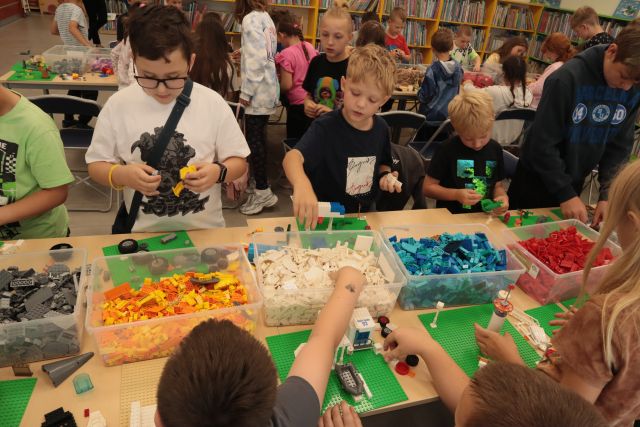 dzieci budują z klockó Lego