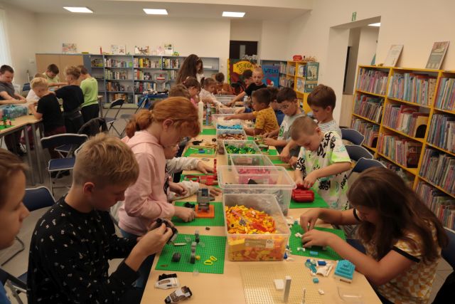 dzieci budują z klockó Lego