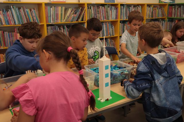 dzieci budują z klockó Lego