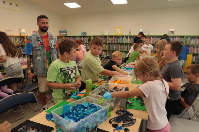 dzieci budują z klockó Lego