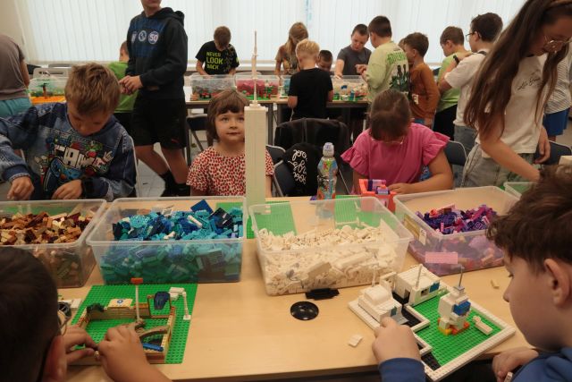 dzieci budują z klockó Lego