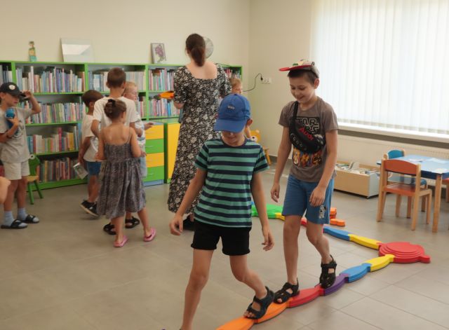 dzieci bawią się z klockami
