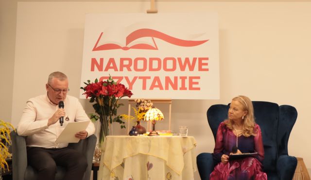 poseł i aktorka siedzą na fotelach przy stole