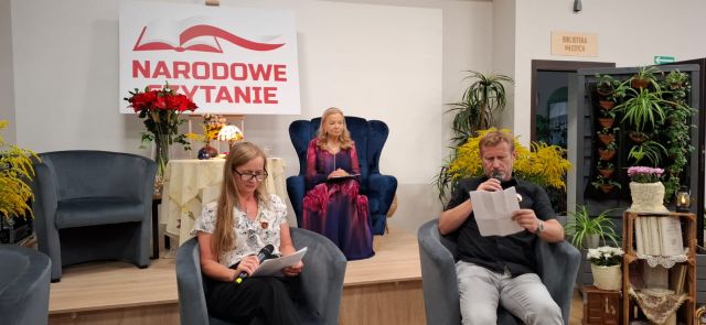 2 kobiety i mężczyzna siedzą na fotelach, w dłoniach trzymają kartki