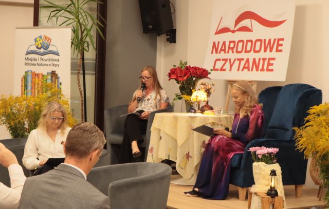 3 kobiety siedzą na fotelach i czytają