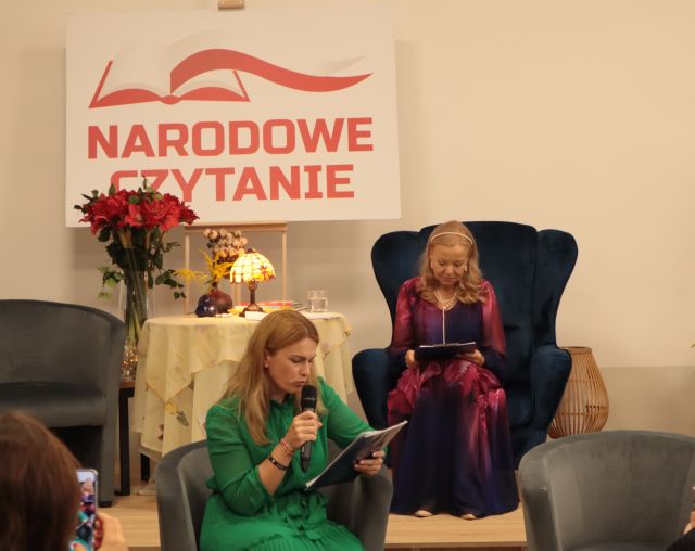 kobieta czyta do mikrofonu, na scenie siedzi w fotelu aktorka
