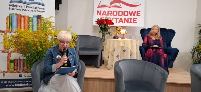 kobieta czyta do mikrofonu, na scenie siedzi w fotelu aktorka