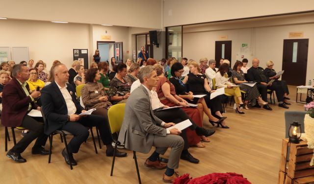 na zdjęciu uczestnicy Narodowego Czytania siedzący na krzesłach