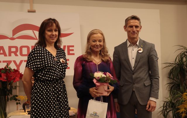 na zdjęciu dyrektorka biblioteki, aktorka z kwiatami oraz burmistrz