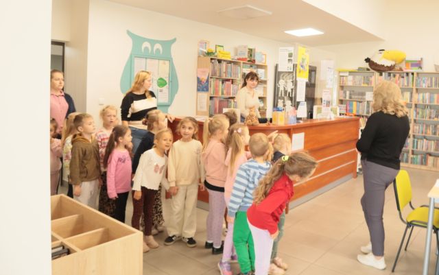 przedszkolaki przy ladzie bibliotecznej