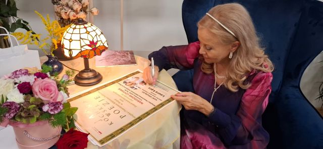 aktorka podpisuje plakat