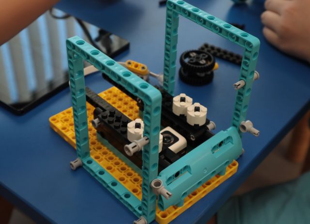 pojazd zbudowany z klocków LEGO