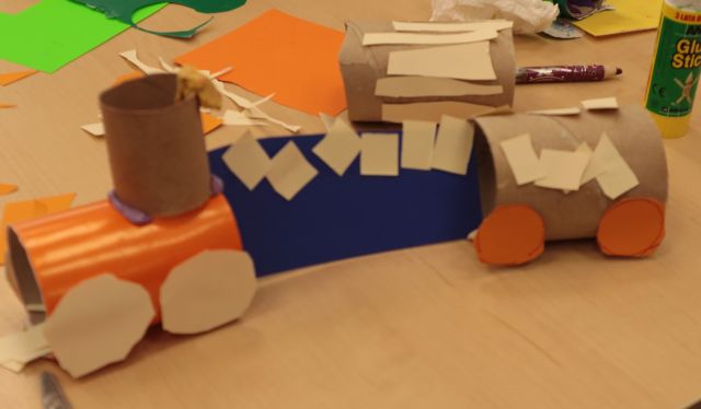 pociąg z kolorowych rolek po papierze toaletowym