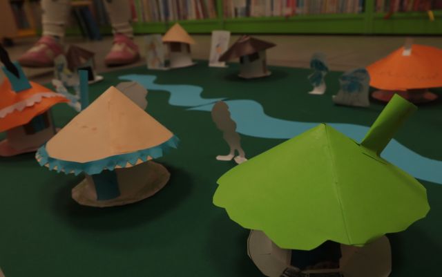 makieta przedstawiająca wioskę smerfów