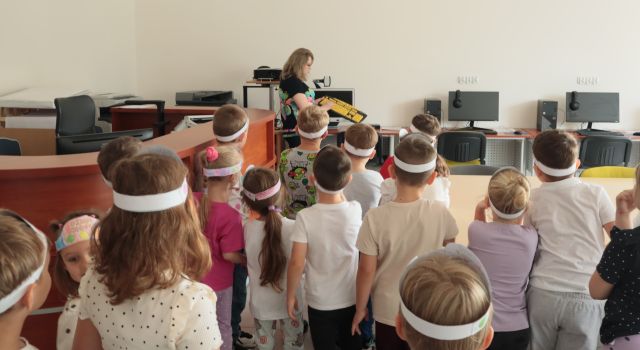 przedszkolaki w sali komputerowej