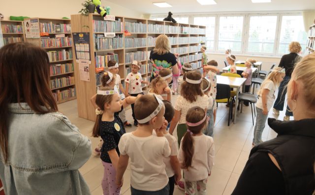 przedszkolaki w sali z książkami dla młodzieży