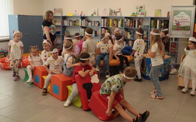 przedszkolaki siedzą na pufach w kąciku dla najmłodszych