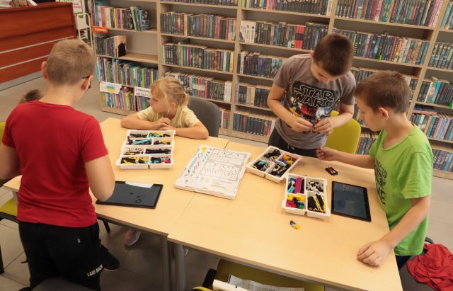 dzieci układają klocki Lego Spike Prime