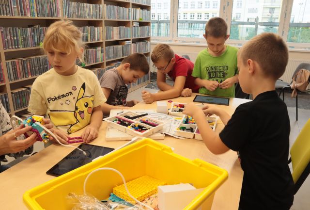 dzieci układają klocki Lego Spike Prime