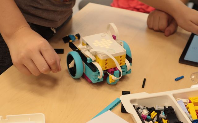 pojazd zbudowany z klocków Lego Spike Prime