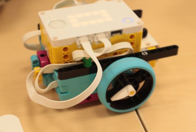 pojazd zbudowany z klockó Lego Spike Prime