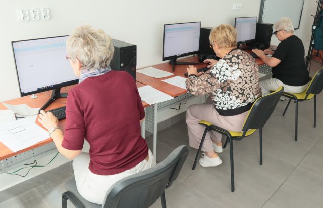 3 seniorki siedzą przy komputerach