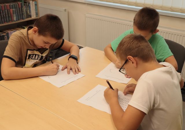 3 chłopców rozkodowuje rysunki