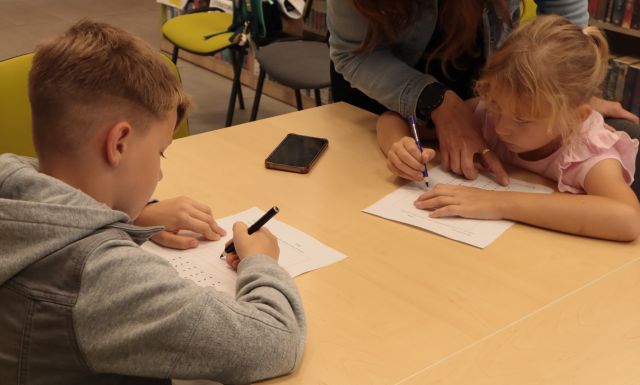 dziewczynka i chłopiec rozkodowują rysunki