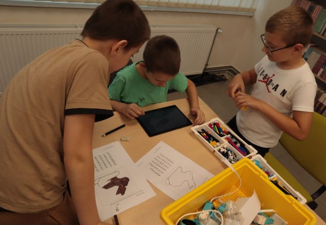 chłopcy układają klocki Lego spike prime