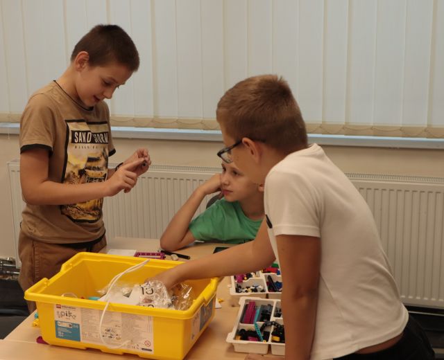 chłopcy układają klocki Lego