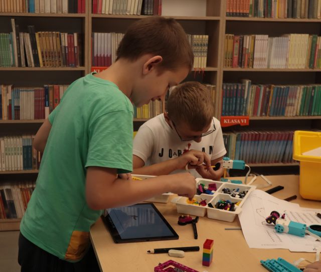 chłopcy układają klocki Lego