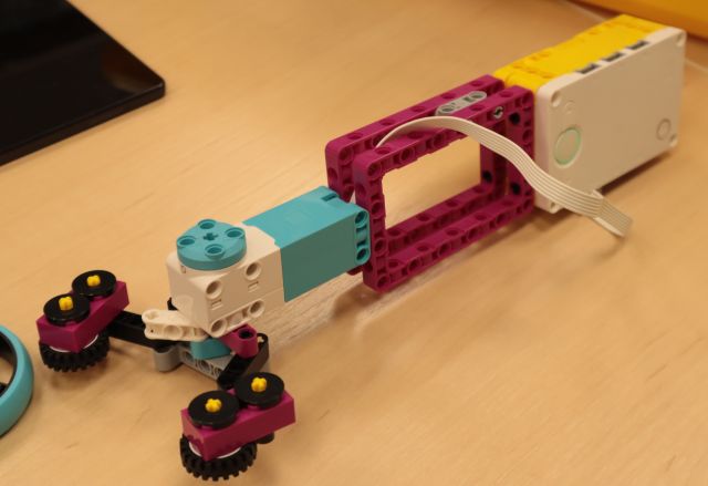 ręka robota zbudowana z klocków Lego Spike Prime