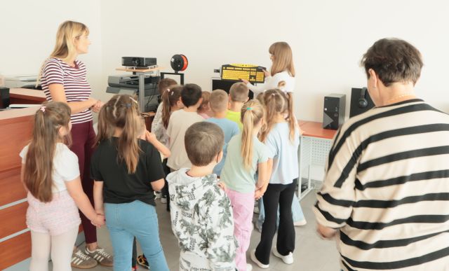 dzieci w sali komputerowej