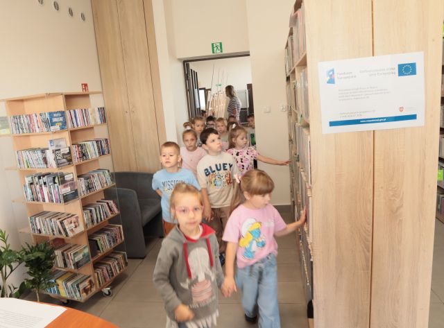 przedszkolaki w sali bibliotecznej