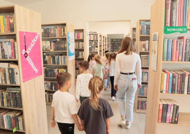 przedszkolaki w sali bibliotecznej