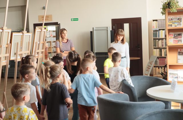 przedszkolaki w czytelni