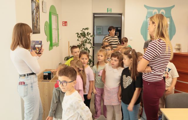 przedszkolaki w sali bibliotecznej