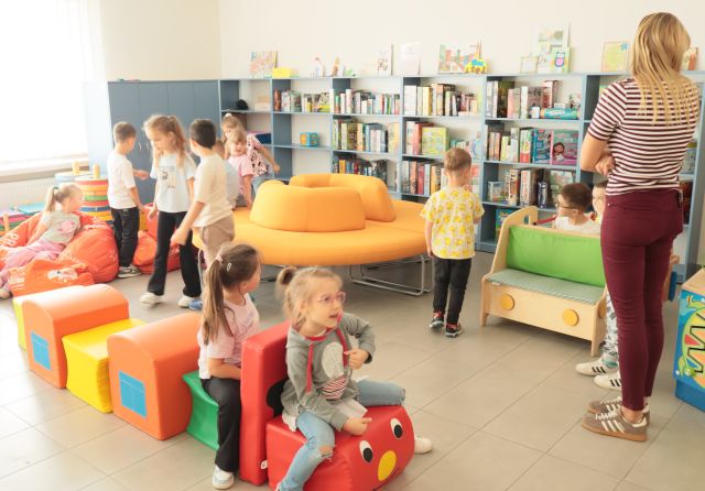 przedszkolaki w sali bibliotecznej dla najmłodszych