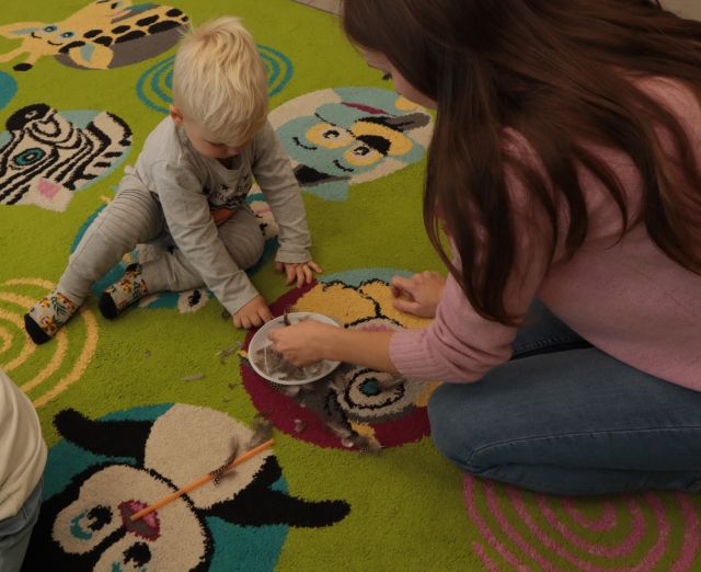 mama z dzieckiem mieszają w papierowych pudełeczkach