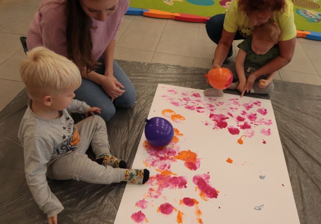 dzieci z mamami malują na kartce