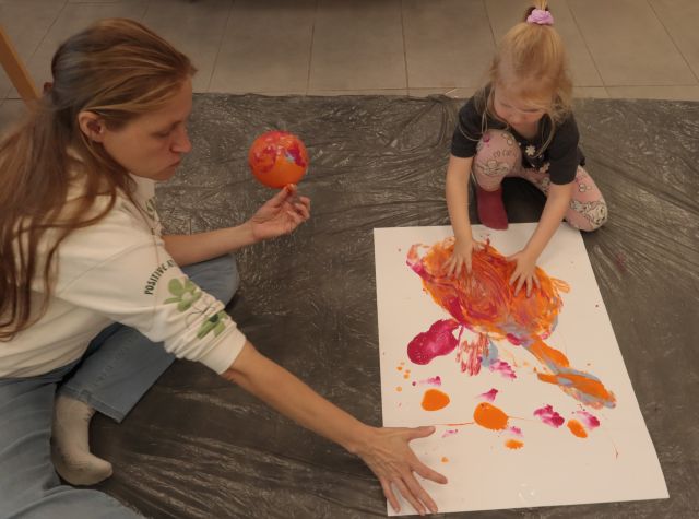 dzieci z mamami malują na kartce