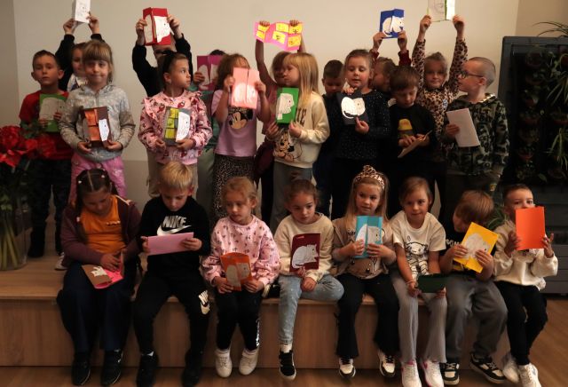 przedszkolaki pozują do zdjęcia grupowego