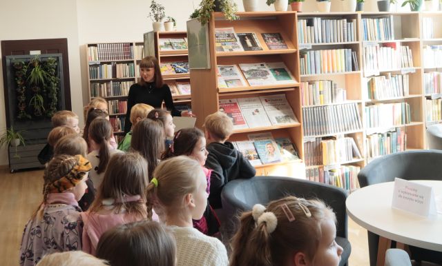 przedszkolaki w czytelni biblioteki