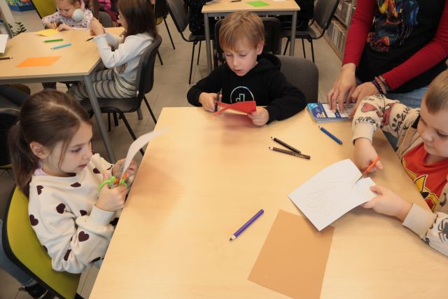 przedszkolaki przy stoliku wycinają