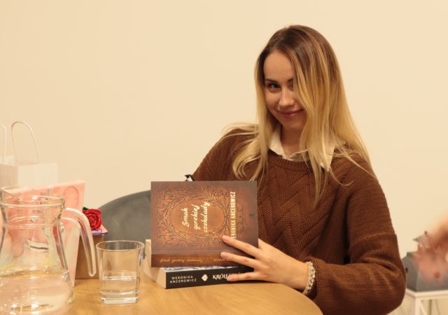 autorka podpisuje książkę