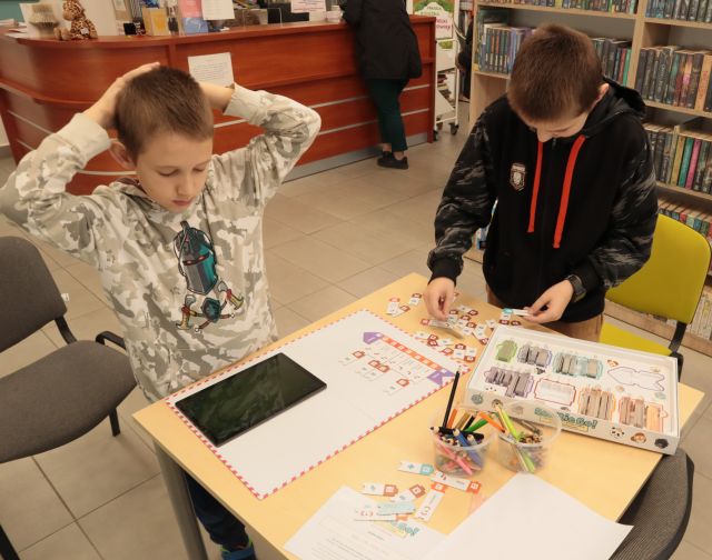 2 chłopców gra w scooti go