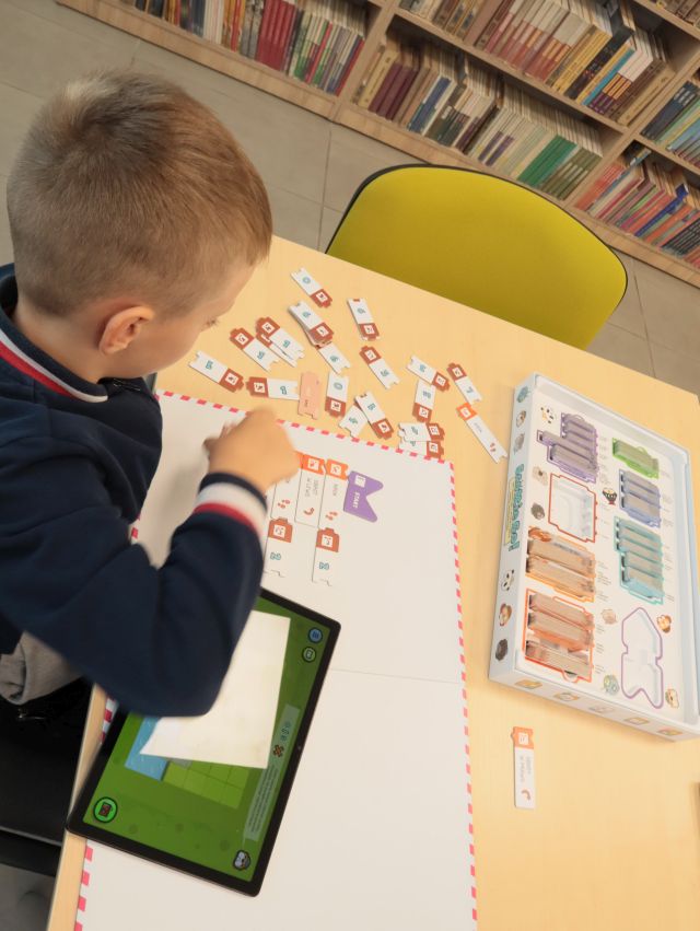 chłopiec gra w scooti go