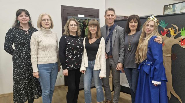 do zdjęcia pozuje 6 bibliotekarek i burmistrz