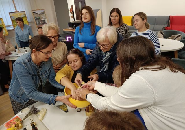 uczestniczki warsztatów olejkowych robią w misce piling