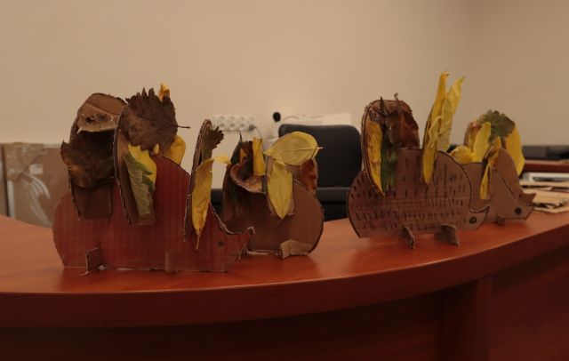 jeże z kartonów ustawione na biurku